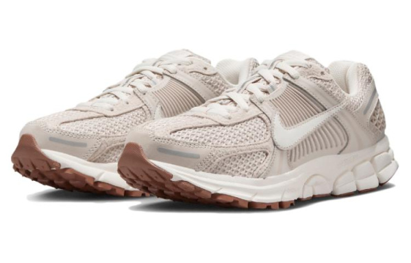Nike Air Zoom Vomero 5 Беговые кроссовки Низкие Бежевые Женские